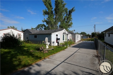 821 1st St W, Hardin, MT 59034 - photo 3