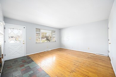 889 Thomas Lane 018