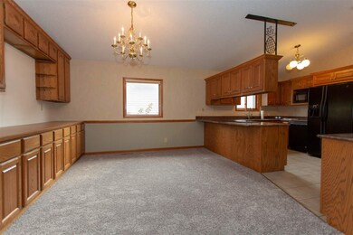 2213 W 8th St, Cedar Falls, IA 50613 - photo 2