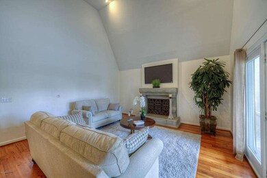 004_Living Room