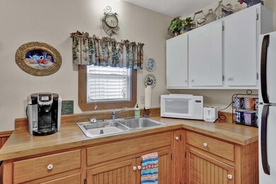 604 N Orange St, Fredericksburg, TX 78624 - photo 7