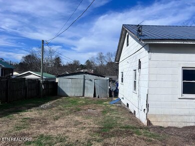 502 Thompson St, Philadelphia, TN 37846 - photo 4