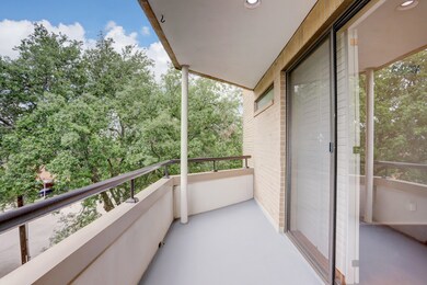 Amazing balcony up in the treetops with a brand ne