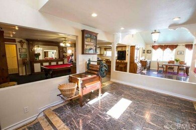 The kitchen, family room and dining room have a gr