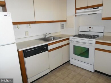 Radnor House unit 605, Bryn Mawr, PA 19010 - photo 6