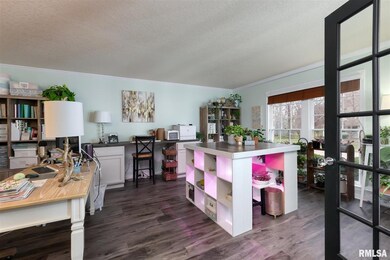 2714 E 40th St, Davenport, IA 52807 - photo 4