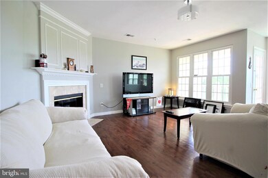 8195 Halley Ct unit 302, Lorton, VA 22079 - photo 3