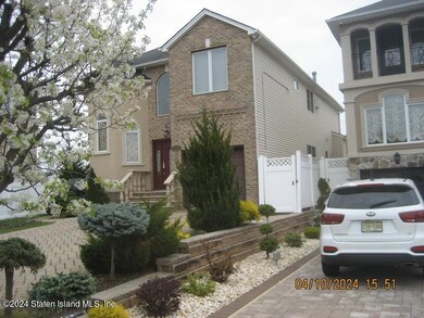 138 Covington Cir, Staten Island, NY 10312 - photo 2