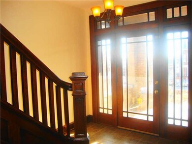 Entry/Foyer.