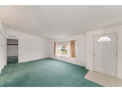 Living Room/Entrance