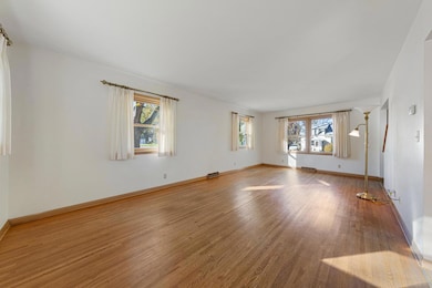 16 Dining_living.jpg