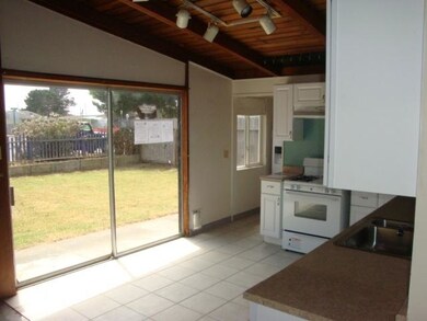 042-810215-Kitchen2