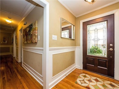 Foyer Enty to wonderful home in great school distr