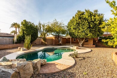 Pool with water feature