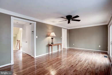 9637 Lindenbrook St, Fairfax, VA 22031 - photo 7