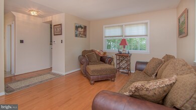 8311 Carnegie Dr, Vienna, VA 22180 - photo 5