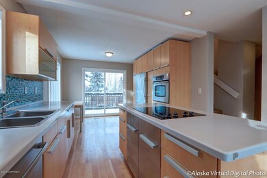 Kitchen W/Ceramic Range