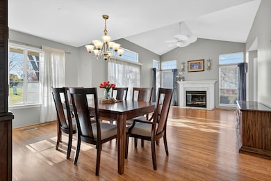 370 Ashford Cir unit 4, Bartlett, IL 60103 - photo 4