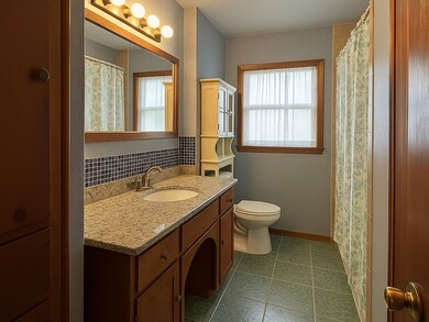 Bathroom 1
(Virtual decluttering applied)