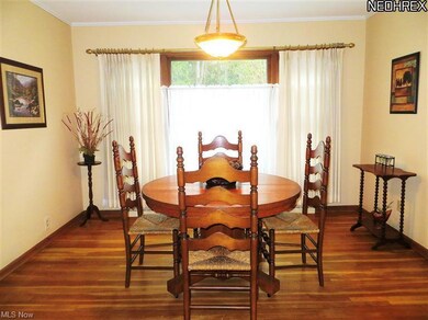 Large Formal Dining Rm w/Gleaming Hardwood Floors 