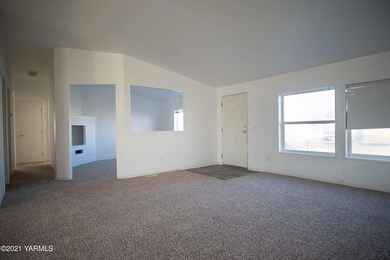 LIVINGROOM & DEN