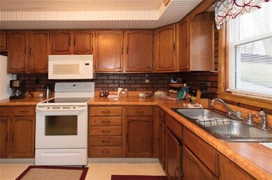Kitchen - Plenty of counter space