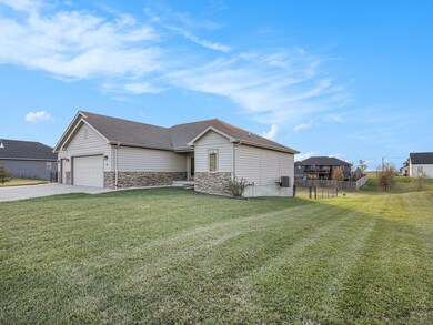 102 Firethorn Dr, Treynor, IA 51575 - photo 4