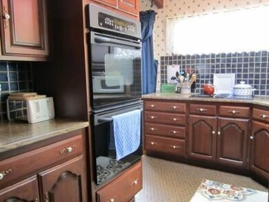 Kitchen. Double oven.