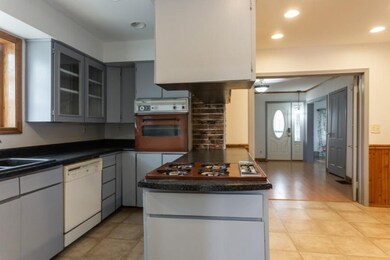 04_6627BerrienStreetE_177002_Kitchen_Low