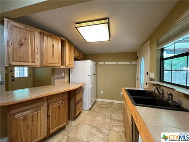 818 W Hopkins St unit B, San Marcos, TX 78666 - photo 2