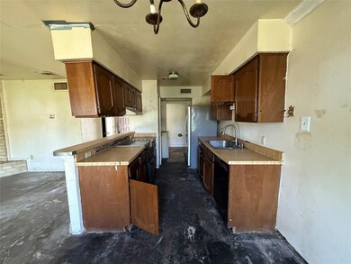 Kitchen with a sink, a chandelier, freestanding re