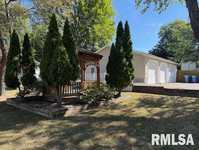 404 N Maple St, Christopher, IL 62822 - photo 2