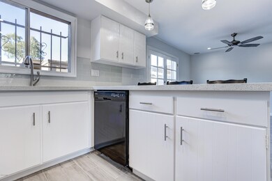 2824 E Clarendon Ave-37