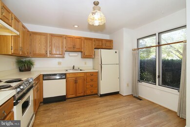 10050 Beacon Pond Ln, Burke, VA 22015 - photo 5