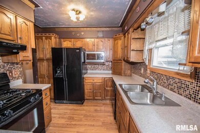 2119 Aspen Dr, Davenport, IA 52806 - photo 4