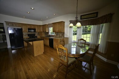 Light & bright kitchen w/center island