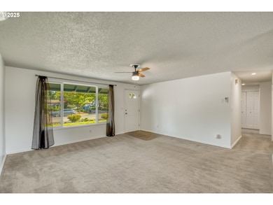Living Room/Entrance