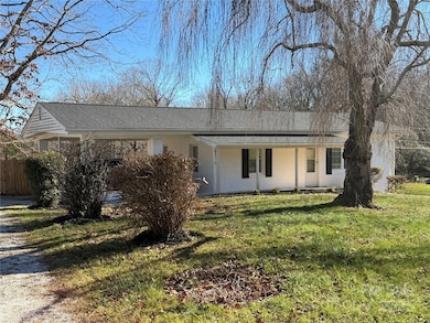 401 Bradshaw Ave, Hendersonville, NC 28792 - photo 3