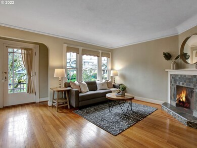 Living Room/Entrance