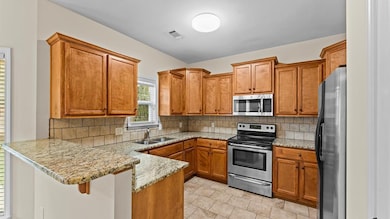 Kitchen w/breakfast bar