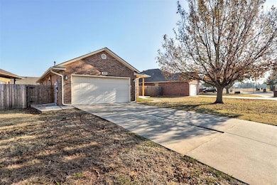909 Pruett Dr, Edmond, OK 73003 - photo 3