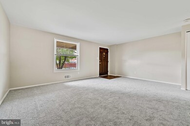1053 Foxcroft Ln, Essex, MD 21221 - photo 4