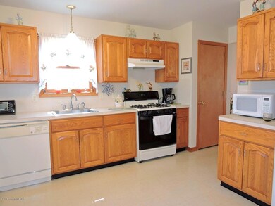 1034 Red Maple Ln, Stroudsburg, PA 18360 - photo 2