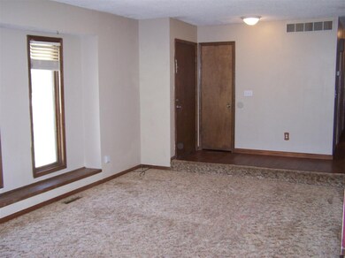 18 x 11, Carpet, Wood Burning Fireplace