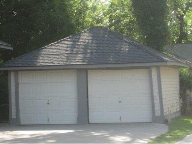 detatched 2 car garage