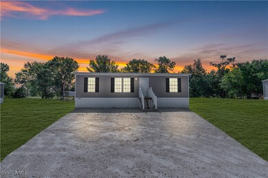 Manufactured / mobile home with a lawn and entry s