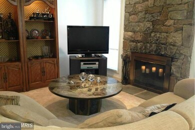 20728 Highland Hall Dr, Montgomery Village, MD 20886 - photo 3