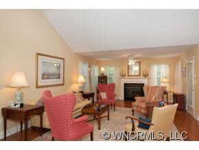 great room w/vaulted ceiling