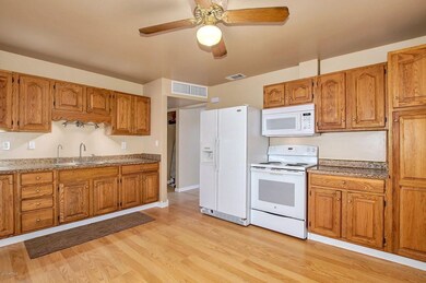 7508_E_Belleview - Large eat-in Kitchen