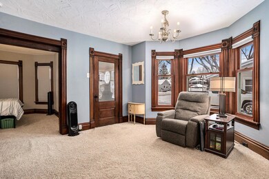 Living room / Front Entrance